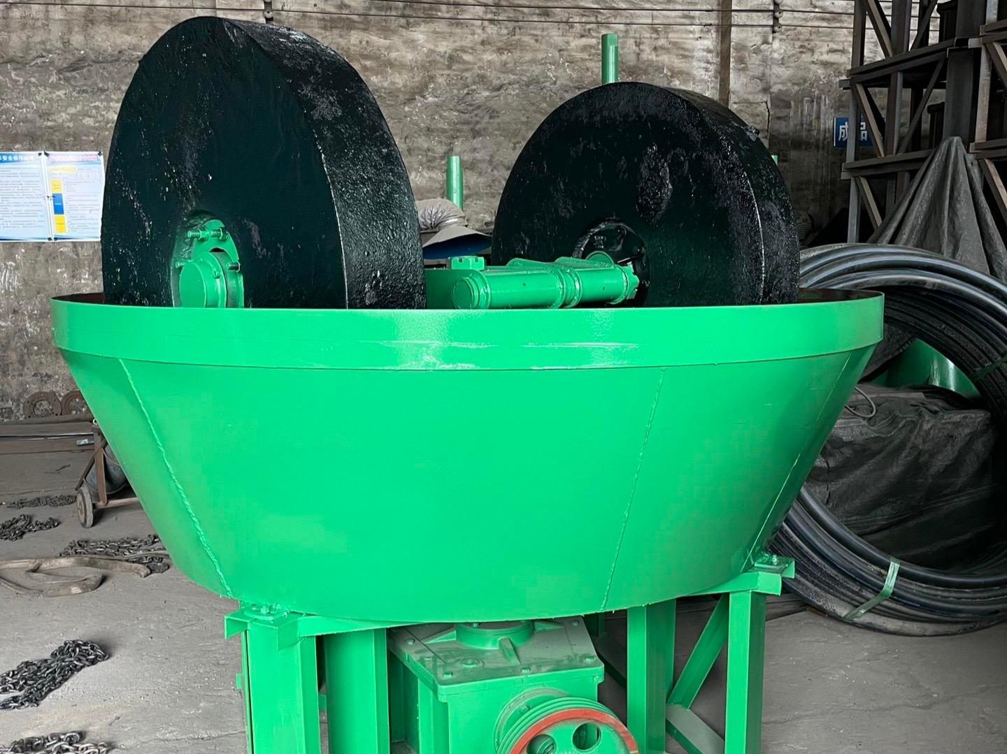 Wet pan mill