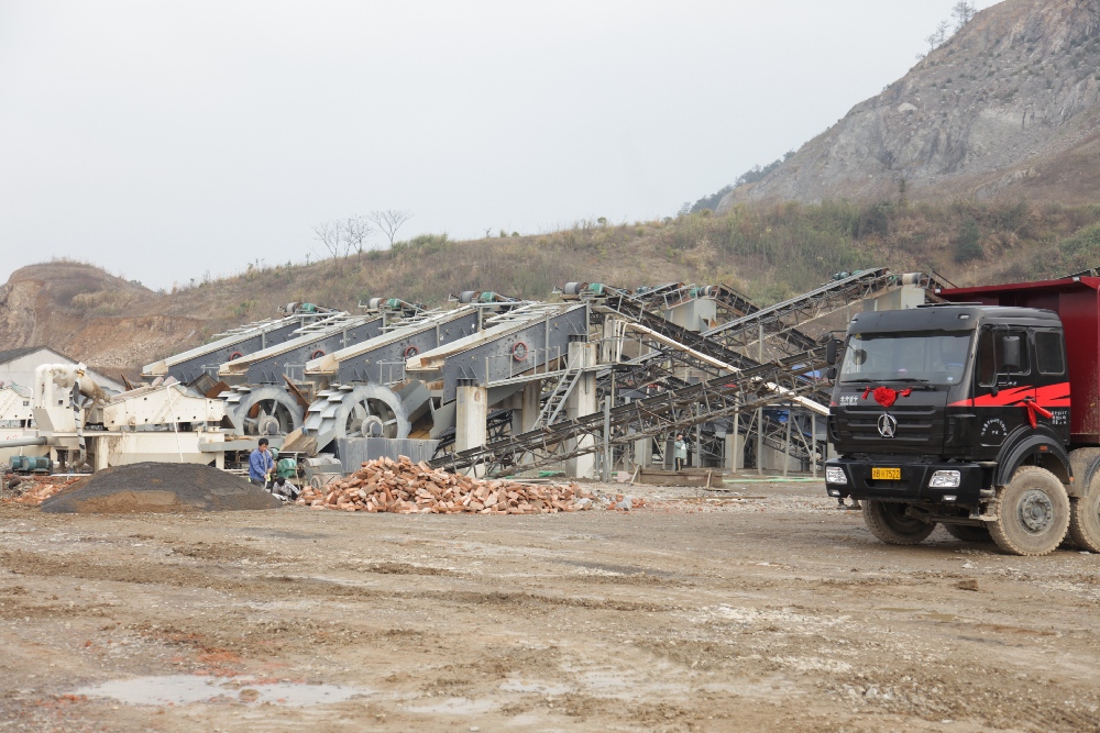 What exactly is the relationship between a vibrating screen's amplitude and frequency?