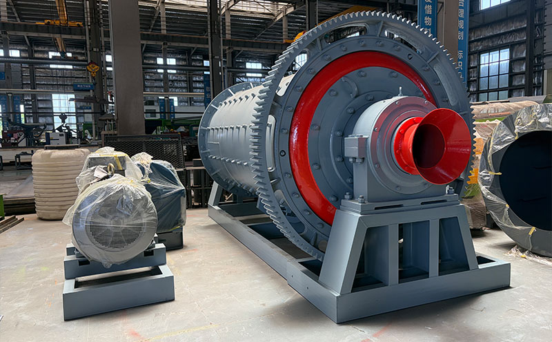 How does the grinding operator control the discharge concentration?